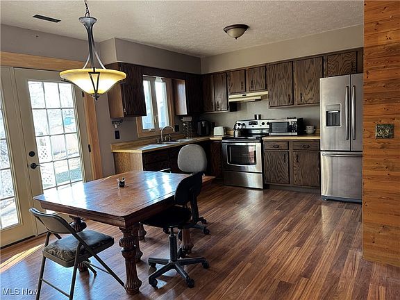 4th image of 666 Lakeview Dr
