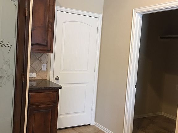 Spacious pantry & utility 