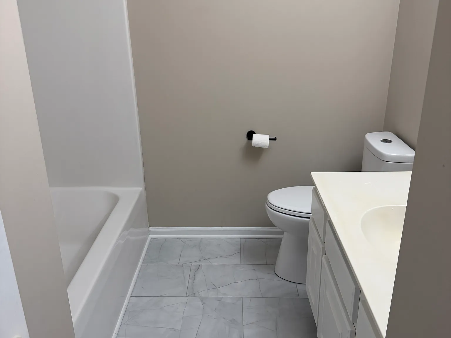 3 bed, 1600 sqft, $1,900 — Photo 1