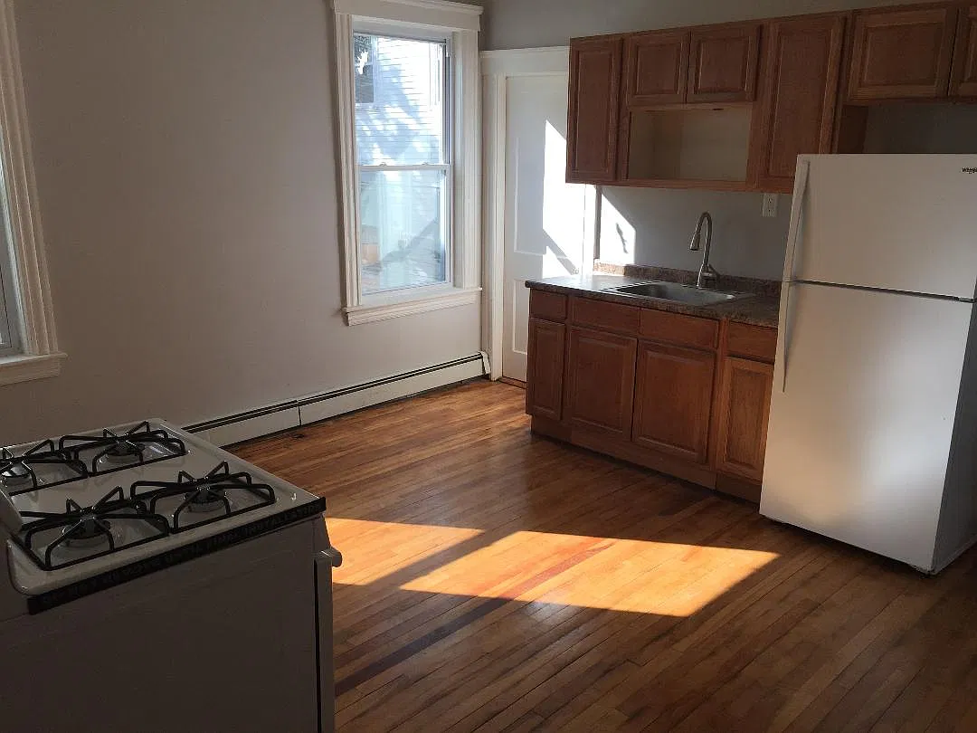 4 bed, 1100 sqft, $2,295 — Photo 3