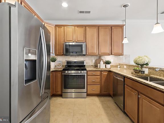 3rd image of 173 Hyannis Pl