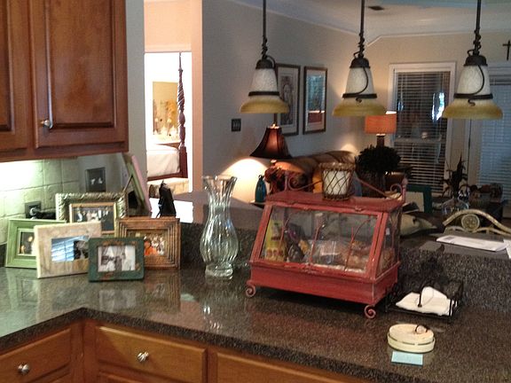 Kitchen w/ bar seating