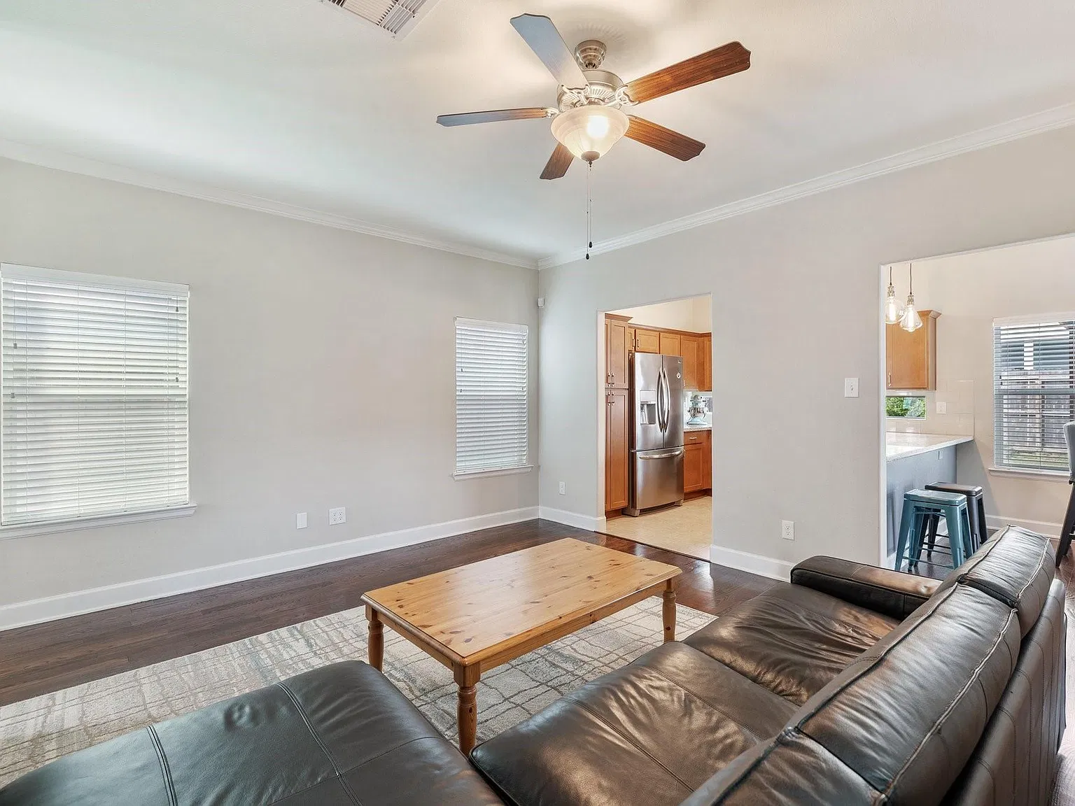 3 bed, 2.5 bath, 1561 sqft, $2,400 — Photo 4