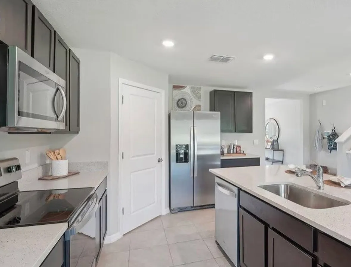 6 bed, 2605 sqft, $3,570 — Photo 3