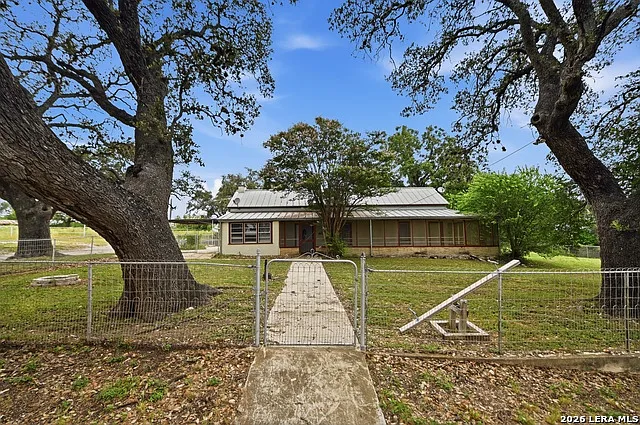 3 bed, 2.0 bath, 2515 sqft, $2,100 — Photo 4