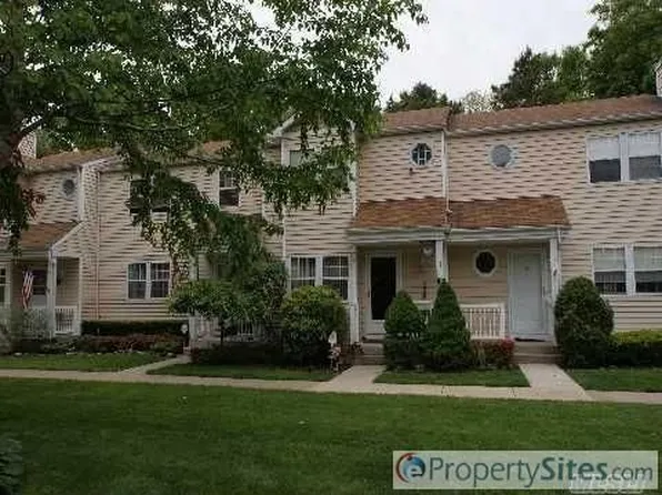 14 Adams Cmns, Yaphank, NY 11980