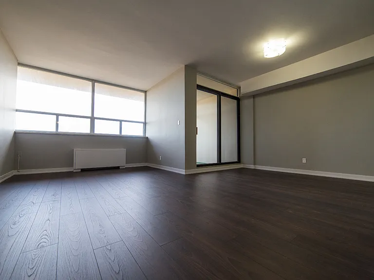 1407 Royal York Rd — Photo 10