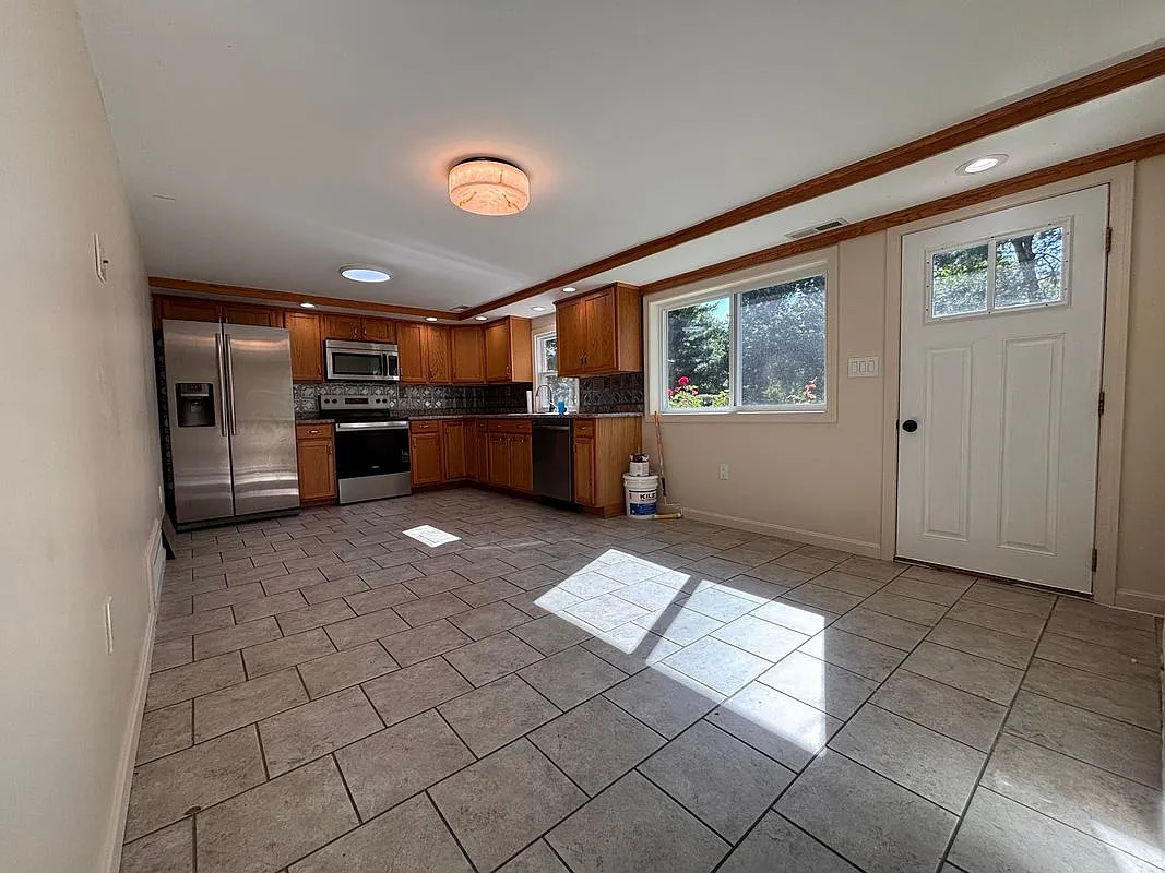 3 bed, 1.0 bath, 1000 sqft, $1,800 — Photo 2