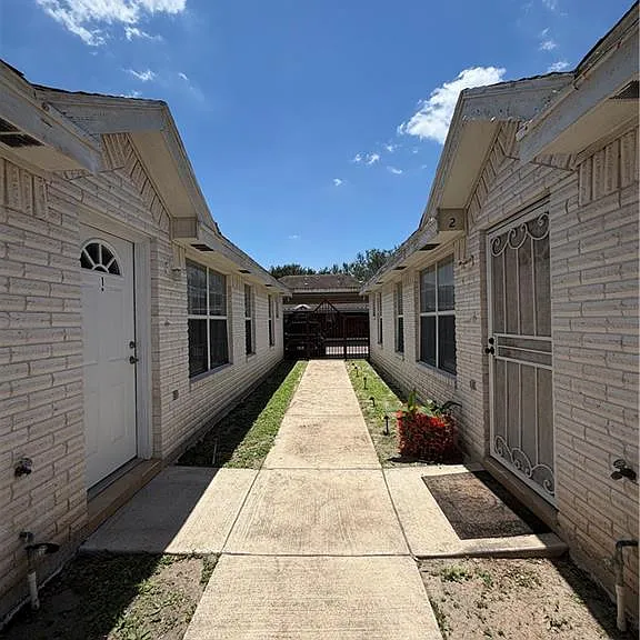 2508 Cervantes Ave — Photo 2