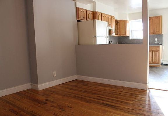 3rd image of 770 Putnam Ave