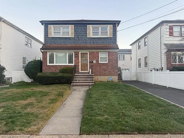 Building Photo - Evergreen Ave