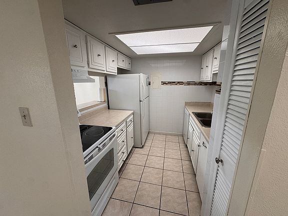 2nd image of 1575 Greenlea Dr APT 1