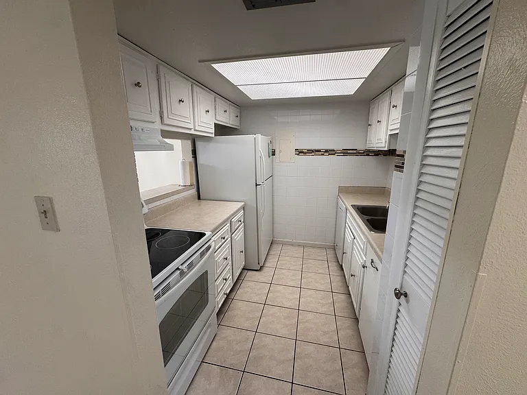 1575 Greenlea Dr #1 — Photo 2