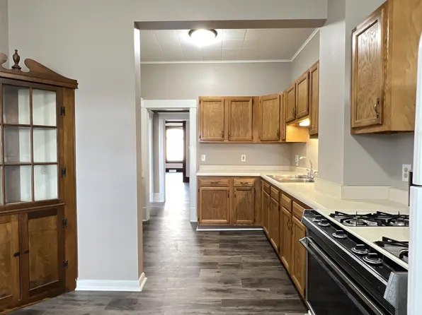 1148 W 5th St, Dubuque, IA 52001