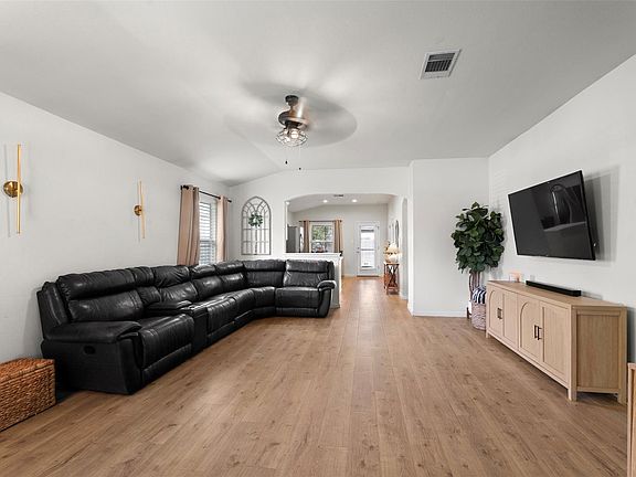 4th image of 214 Jennifer Ln