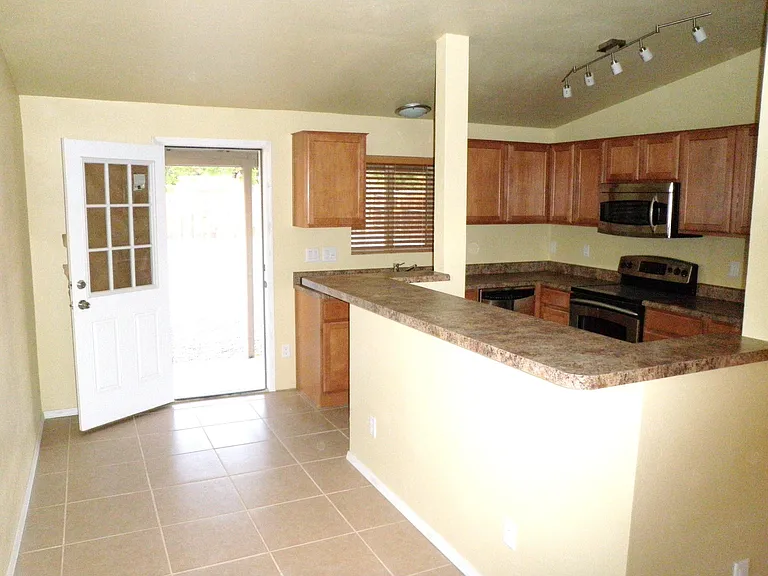 815 E Linden St — Photo 6