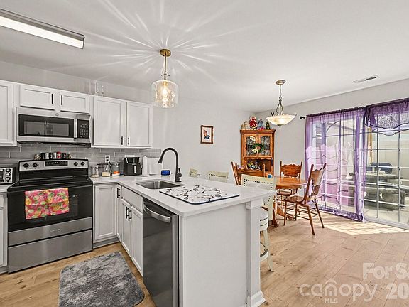 5th image of 219 Edinburgh Ct