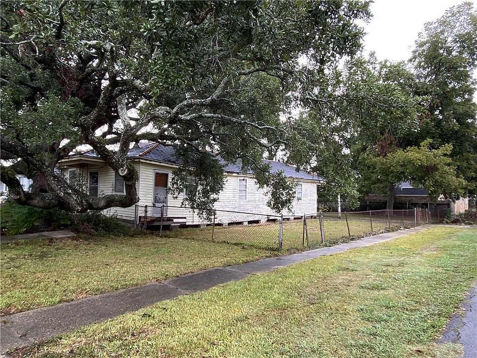 2nd image of 819 Evergreen Dr