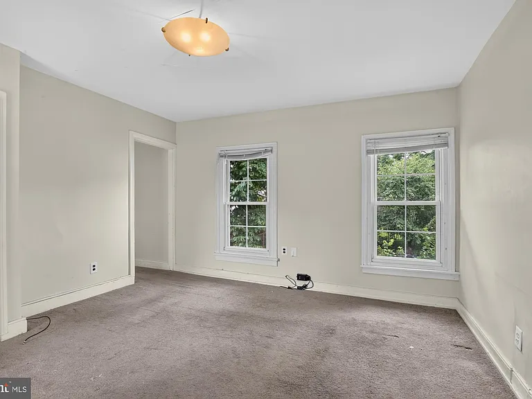350 Green Ln #2R — Photo 4