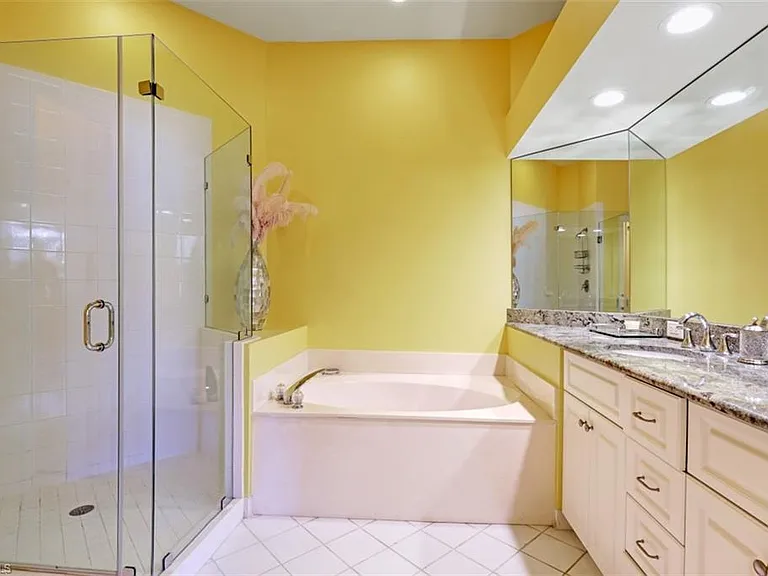 600 L Ambiance Cir #6 — Photo 8