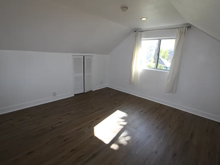 335 1/2 N Avenue 53 — Photo 8