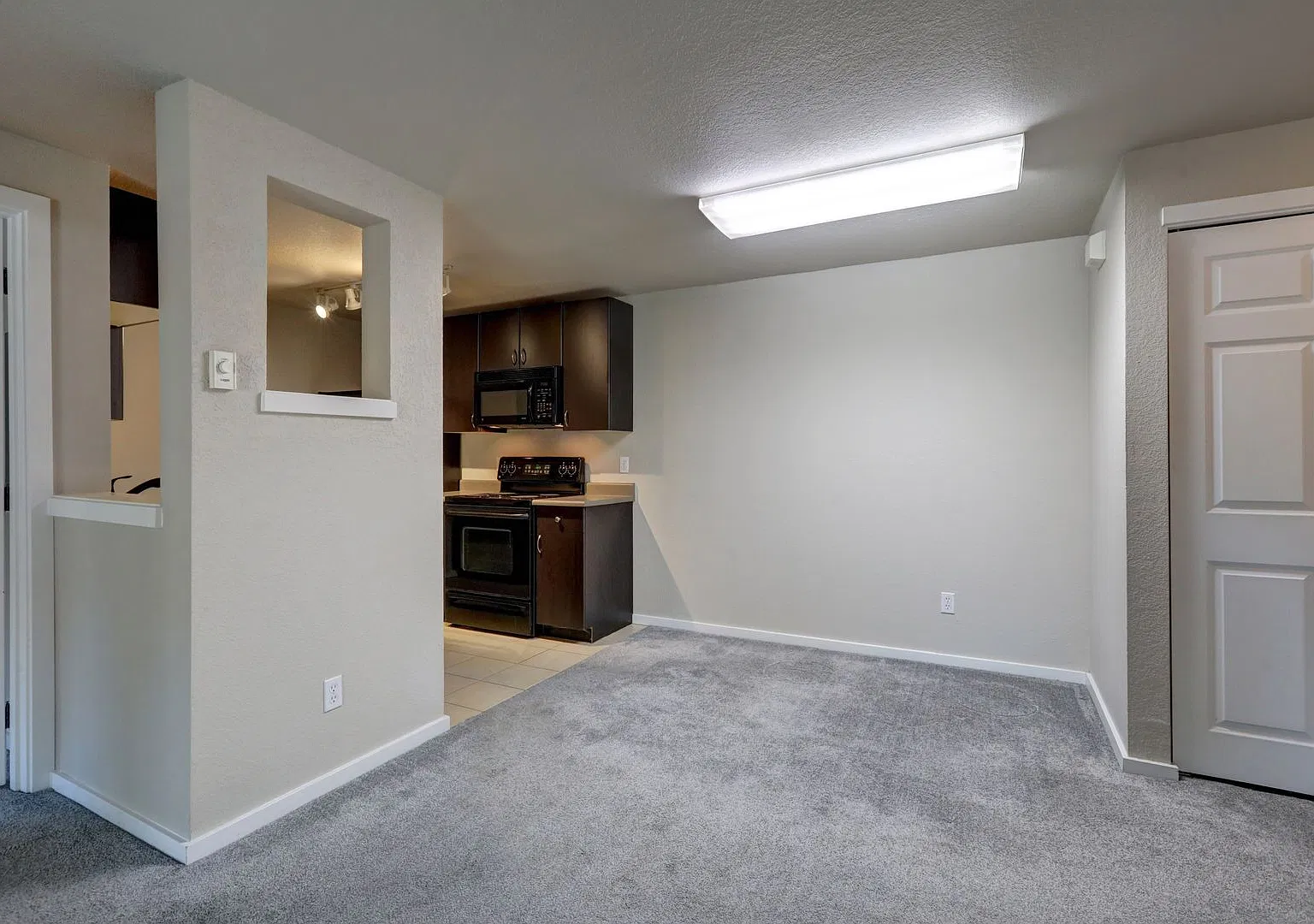 Upstairs 2-Bed Condo in Factoria with Covered Parking, Pool & Patio — Photo 4