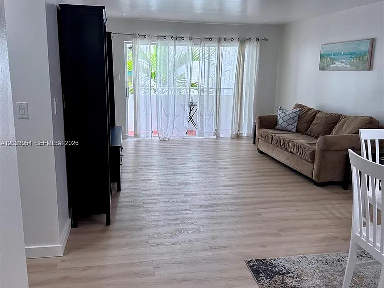 1235 Mariposa Ave #7 — Photo 4