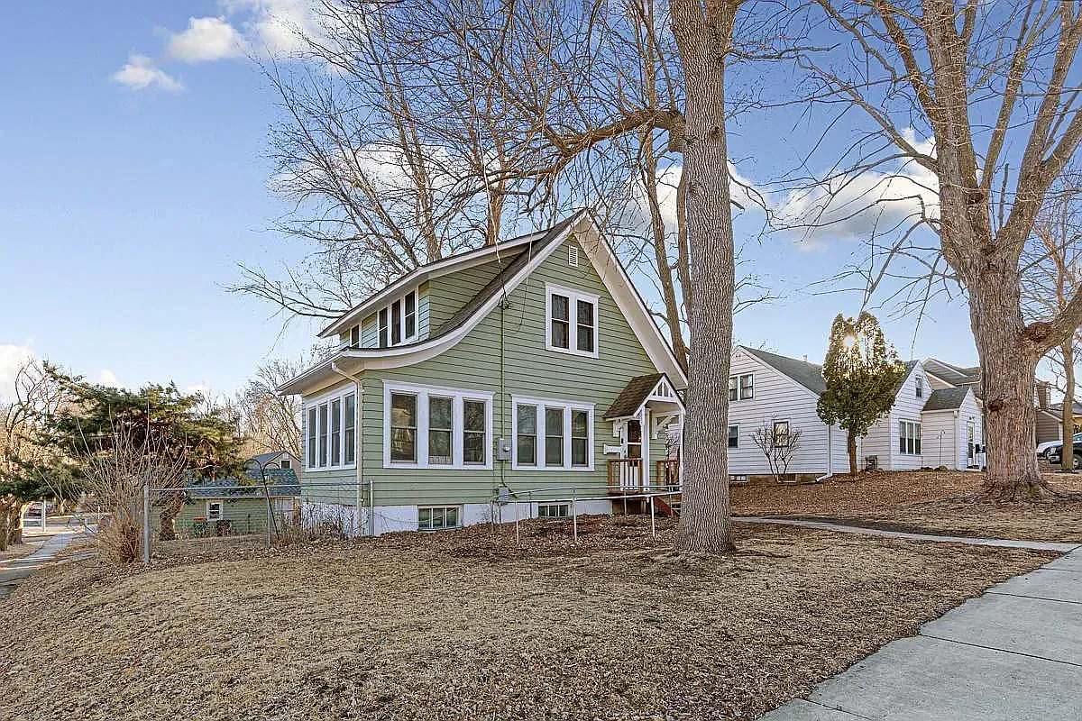 3 bed, 1.0 bath, 1742 sqft, $1,300 — Photo 3