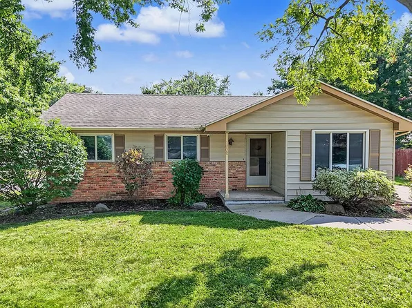 1002 4th St NW, Altoona, IA 50009
