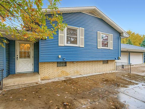 2nd image of 1611 Cloud Dr NE