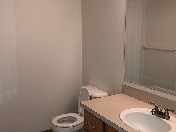 5th image of 1003 SW Nye Ave
