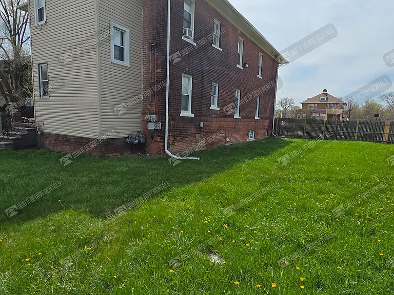 1998 E Grand Blvd — Photo 5