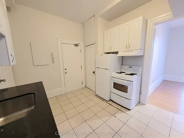 139 1/2 John St S #4 — Photo 6