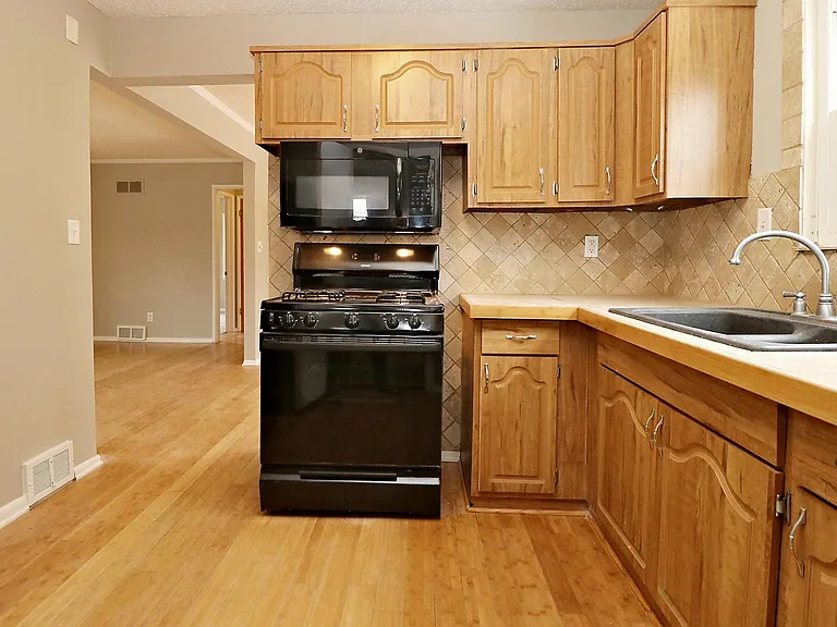 2706 W 76th St — Photo 11
