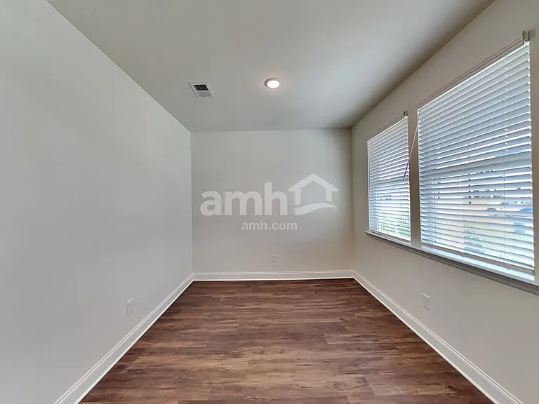 216 Willow Ln — Photo 8