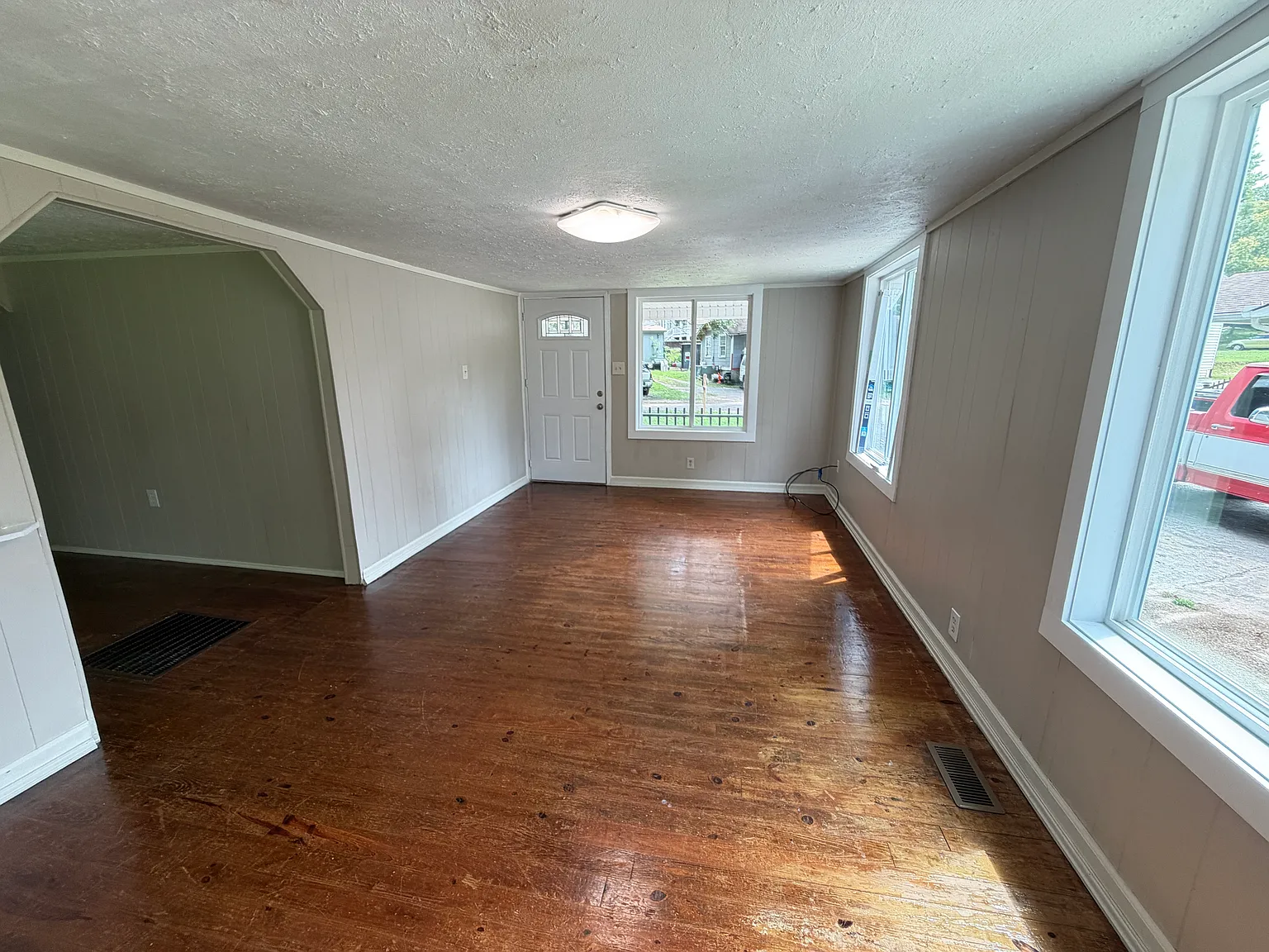 3 bed, 960 sqft, $1,300 — Photo 4