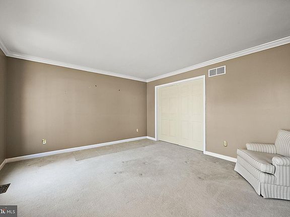 5th image of 418 Vanier Dr