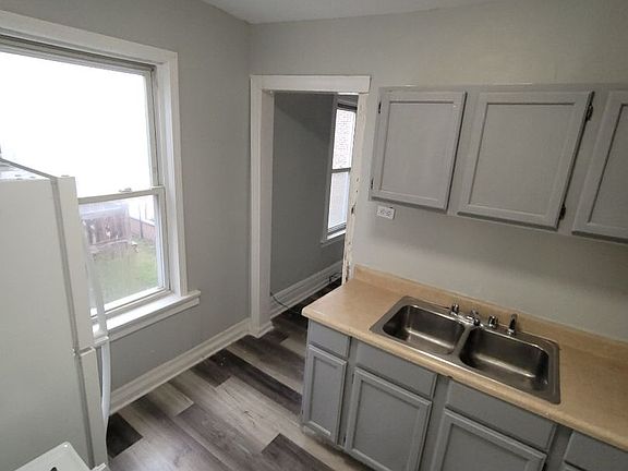 5th image of 5805 S Sacramento Ave #2