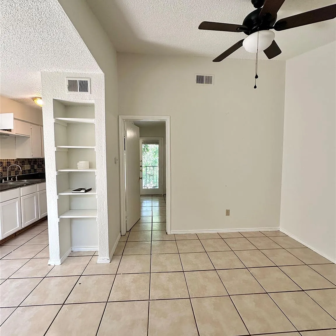 1 bed, 1.0 bath, 450 sqft, $950 — Photo 1