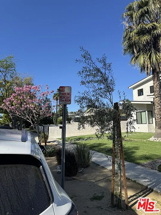 2 bed, 1.0 bath, 884 sqft, $4,200 — Photo 3