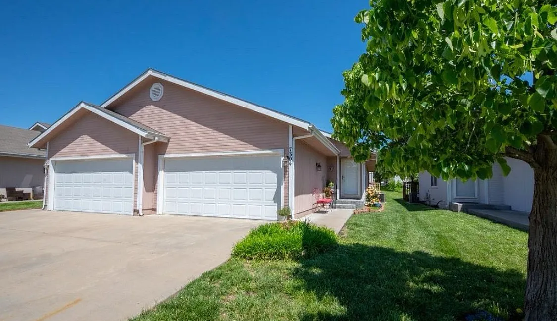 7304 SW 23rd Ct — Photo 2