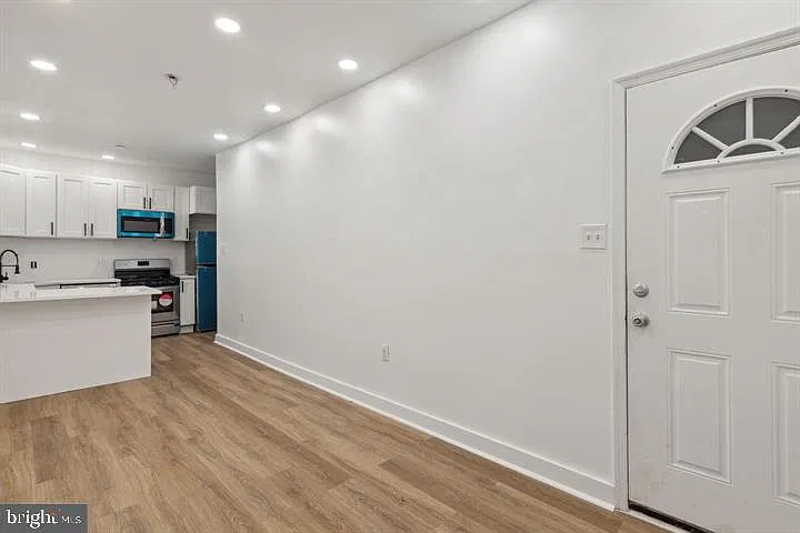2 bed, 1.0 bath, 2289 sqft, $1,600 — Photo 2