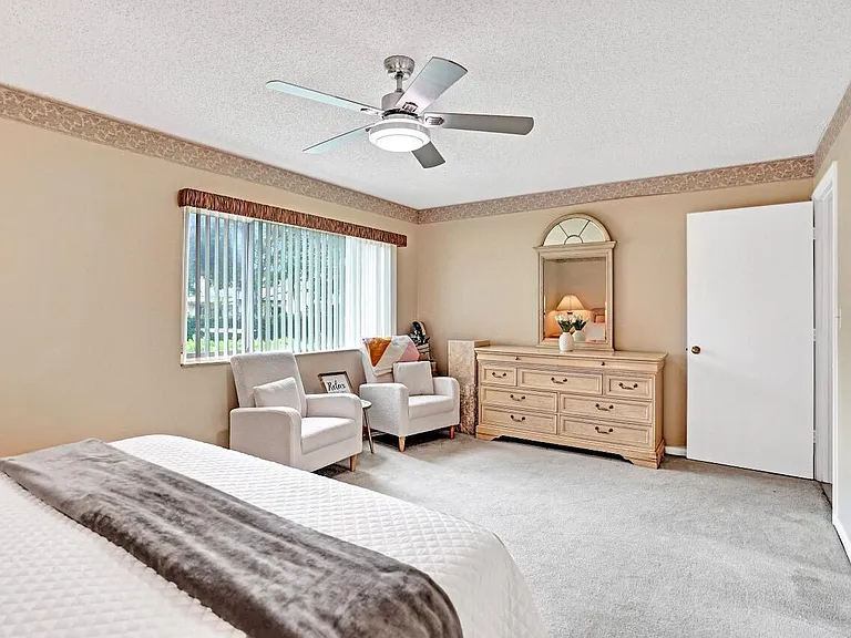 107 Half Moon Cir #H1 — Photo 28
