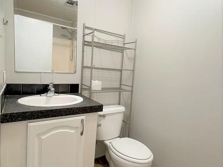 814 N East St — Photo 14