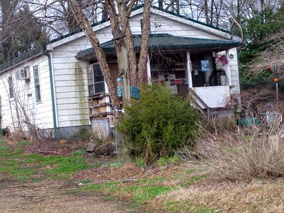 3rd image of 416 Douglas St