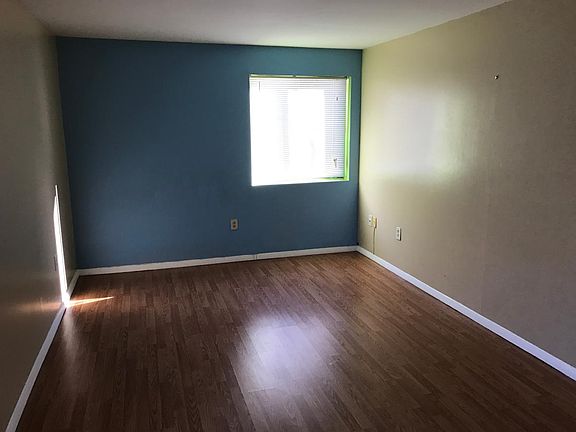 4th image of 1710 Blackstone Dr #10