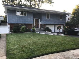 1722 Roberta Ln, Merrick, NY 11566