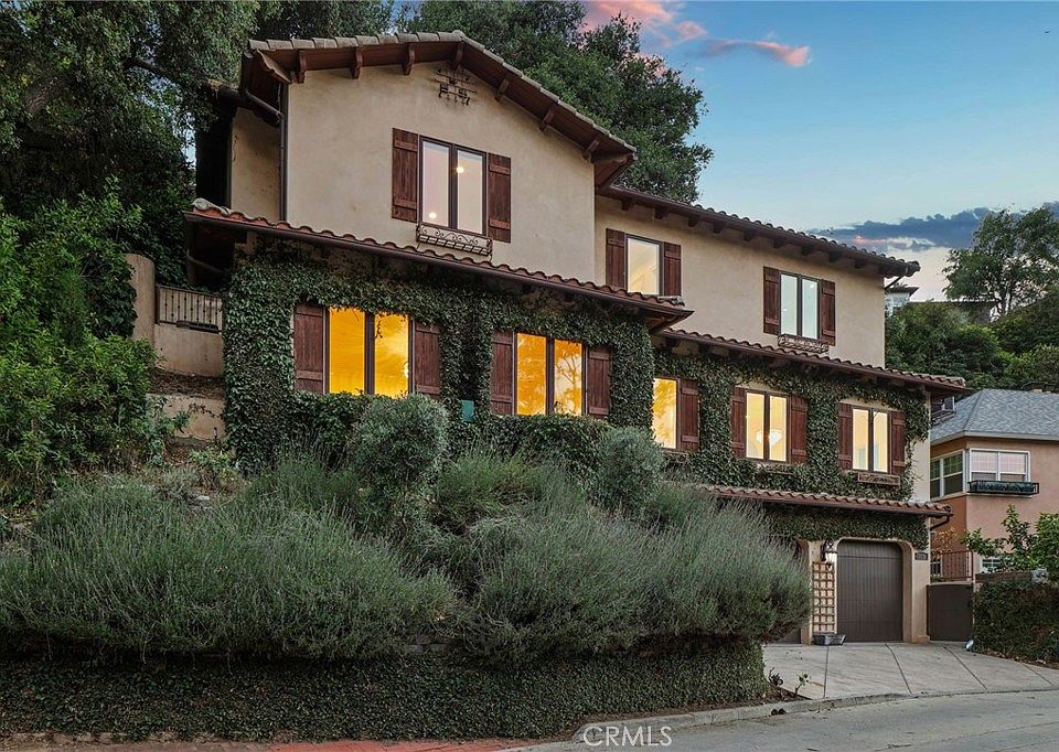 りきになります。 3115 Ellington Dr, Los Angeles, CA 90068 | MLS #SR26066802 | Zillow