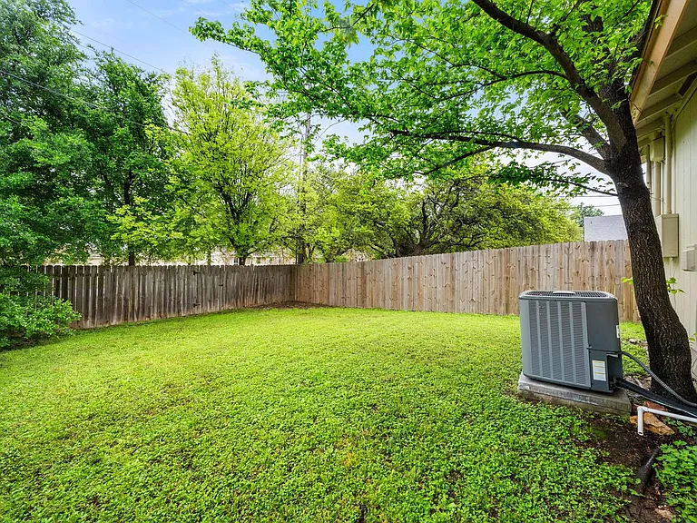 411 Greenlawn Blvd — Photo 29