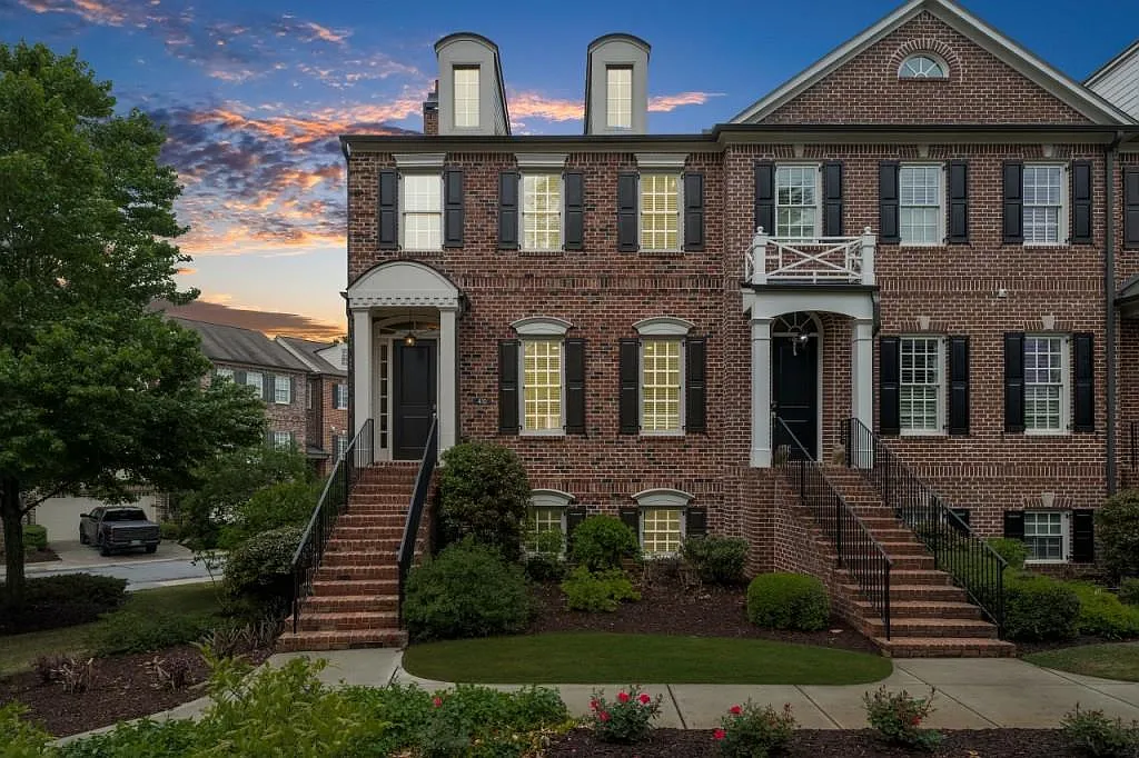 3 bed, 3.5 bath, 2392 sqft, $5,300 — Photo 2